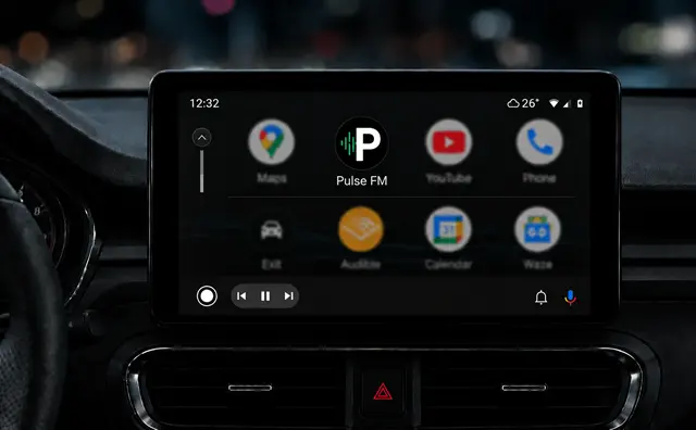 App da rádio no painel do carro com Apple CarPlay e Android Auto